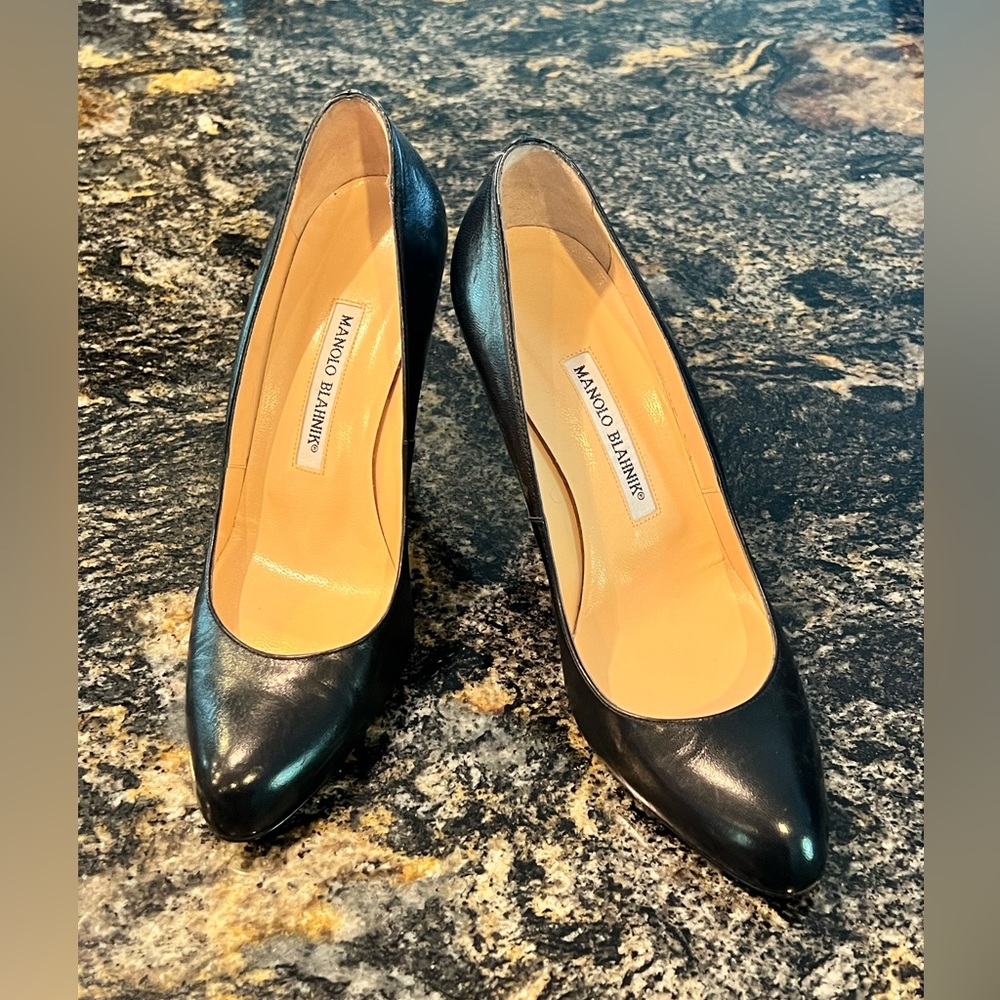 NEW pristine Manolo Blahnik black kid leather round toe pump! Sz 8/38